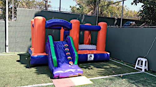 Locação de multi play inflável com obstáculos